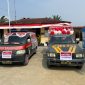 Keterangan Foto:
Dua kendaraan Polri yang telah dihias dengan nuansa merah putih tampak dipersiapkan untuk memeriahkan Pawai Budaya dalam rangka HUT ke-81 Kemerdekaan Republik Indonesia. Kendaraan tersebut menampilkan identitas dan pesan pelayanan Polri kepada masyarakat. Dokumentasi: TikamPost.