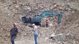 Keterangan Foto:
Aktivitas alat berat jenis ekskavator terlihat beroperasi di lokasi tambang batu gunung di Kampung Bukit Gemuruh, Kecamatan Way Tuba, Kabupaten Way Kanan. Tim investigasi melakukan penelusuran langsung untuk memastikan aktivitas dan legalitas pertambangan di lokasi tersebut.