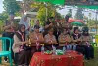 Pembina dan jajaran pengurus Gerakan Pramuka berfoto bersama usai pembukaan Perkemahan Jumat-Sabtu-Minggu (Perjusami) SMA Negeri 1 Banjit Tahun 2026 di Lapangan Kampung Rantau Jaya, Jumat (21/8/2026).
