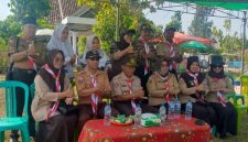 Pembina dan jajaran pengurus Gerakan Pramuka berfoto bersama usai pembukaan Perkemahan Jumat-Sabtu-Minggu (Perjusami) SMA Negeri 1 Banjit Tahun 2026 di Lapangan Kampung Rantau Jaya, Jumat (21/8/2026).