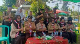 Pembina dan jajaran pengurus Gerakan Pramuka berfoto bersama usai pembukaan Perkemahan Jumat-Sabtu-Minggu (Perjusami) SMA Negeri 1 Banjit Tahun 2026 di Lapangan Kampung Rantau Jaya, Jumat (21/8/2026).