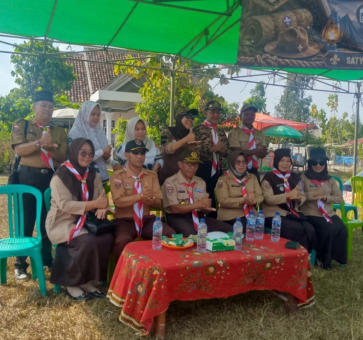 Pembina dan jajaran pengurus Gerakan Pramuka berfoto bersama usai pembukaan Perkemahan Jumat-Sabtu-Minggu (Perjusami) SMA Negeri 1 Banjit Tahun 2026 di Lapangan Kampung Rantau Jaya, Jumat (21/8/2026).