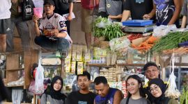 Keterangan Foto:
Petugas BPR NBP 12 Serpong bersama para pedagang Pasar Tradisional Bumdes Pagedangan, BSD, Tangerang Selatan, saat melakukan kegiatan literasi keuangan dan sosialisasi pengelolaan keuangan bagi pedagang, Sabtu (22/8/2026).