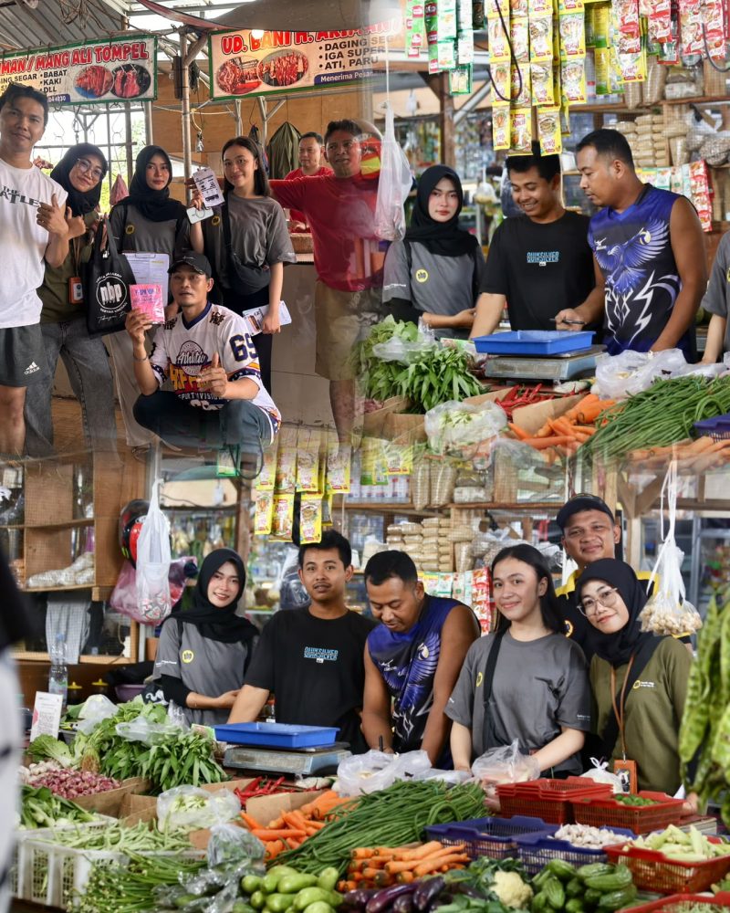 Keterangan Foto:
Petugas BPR NBP 12 Serpong bersama para pedagang Pasar Tradisional Bumdes Pagedangan, BSD, Tangerang Selatan, saat melakukan kegiatan literasi keuangan dan sosialisasi pengelolaan keuangan bagi pedagang, Sabtu (22/8/2026).