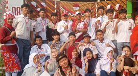 Keterangan foto:
Peserta dan warga berfoto bersama usai mengikuti rangkaian kegiatan peringatan HUT ke-81 Kemerdekaan Republik Indonesia di lingkungan RT 01/RW 04, Desa Cihuni, Kecamatan Pagedangan, Kabupaten Tangerang, Sabtu (22/8/2026). Kegiatan berlangsung meriah dengan semangat kebersamaan dan gotong royong warga.