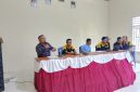 Keterangan gambar:
Kepala Kampung Bandarsari, Kecamatan Way Tuba, Kabupaten Way Kanan, Tarwani, saat memberikan klarifikasi terkait penghapusan sejumlah Keluarga Penerima Manfaat (KPM) BPNT dan PKH yang terindikasi terkait aktivitas judi online. Warga diimbau berhati-hati dalam menggunakan rekening dan e-wallet. (Foto: Ist)