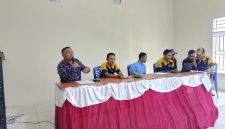 Keterangan gambar:
Kepala Kampung Bandarsari, Kecamatan Way Tuba, Kabupaten Way Kanan, Tarwani, saat memberikan klarifikasi terkait penghapusan sejumlah Keluarga Penerima Manfaat (KPM) BPNT dan PKH yang terindikasi terkait aktivitas judi online. Warga diimbau berhati-hati dalam menggunakan rekening dan e-wallet. (Foto: Ist)
