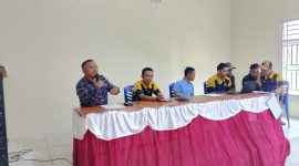 Keterangan gambar:
Kepala Kampung Bandarsari, Kecamatan Way Tuba, Kabupaten Way Kanan, Tarwani, saat memberikan klarifikasi terkait penghapusan sejumlah Keluarga Penerima Manfaat (KPM) BPNT dan PKH yang terindikasi terkait aktivitas judi online. Warga diimbau berhati-hati dalam menggunakan rekening dan e-wallet. (Foto: Ist)
