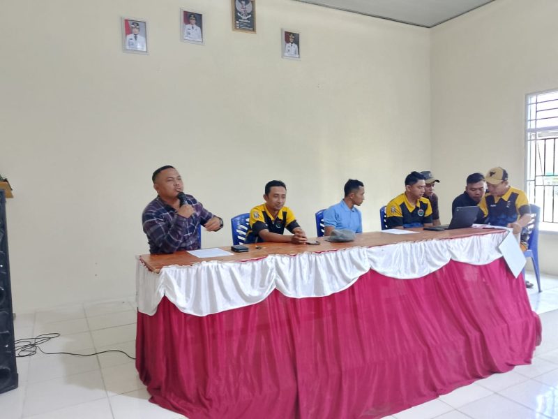 Keterangan gambar:
Kepala Kampung Bandarsari, Kecamatan Way Tuba, Kabupaten Way Kanan, Tarwani, saat memberikan klarifikasi terkait penghapusan sejumlah Keluarga Penerima Manfaat (KPM) BPNT dan PKH yang terindikasi terkait aktivitas judi online. Warga diimbau berhati-hati dalam menggunakan rekening dan e-wallet. (Foto: Ist)