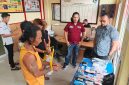 Keterangan foto:
Petugas Satresnarkoba Polres Dharmasraya bersama sejumlah pihak saat mengamankan empat orang terduga terkait kasus dugaan penyalahgunaan dan peredaran narkotika jenis sabu. Sejumlah barang bukti, termasuk paket yang diduga sabu, timbangan digital, alat hisap, telepon seluler, dan uang tunai turut diamankan.