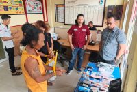 Keterangan foto:
Petugas Satresnarkoba Polres Dharmasraya bersama sejumlah pihak saat mengamankan empat orang terduga terkait kasus dugaan penyalahgunaan dan peredaran narkotika jenis sabu. Sejumlah barang bukti, termasuk paket yang diduga sabu, timbangan digital, alat hisap, telepon seluler, dan uang tunai turut diamankan.
