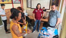 Keterangan foto:
Petugas Satresnarkoba Polres Dharmasraya bersama sejumlah pihak saat mengamankan empat orang terduga terkait kasus dugaan penyalahgunaan dan peredaran narkotika jenis sabu. Sejumlah barang bukti, termasuk paket yang diduga sabu, timbangan digital, alat hisap, telepon seluler, dan uang tunai turut diamankan.