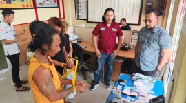 Keterangan foto:
Petugas Satresnarkoba Polres Dharmasraya bersama sejumlah pihak saat mengamankan empat orang terduga terkait kasus dugaan penyalahgunaan dan peredaran narkotika jenis sabu. Sejumlah barang bukti, termasuk paket yang diduga sabu, timbangan digital, alat hisap, telepon seluler, dan uang tunai turut diamankan.