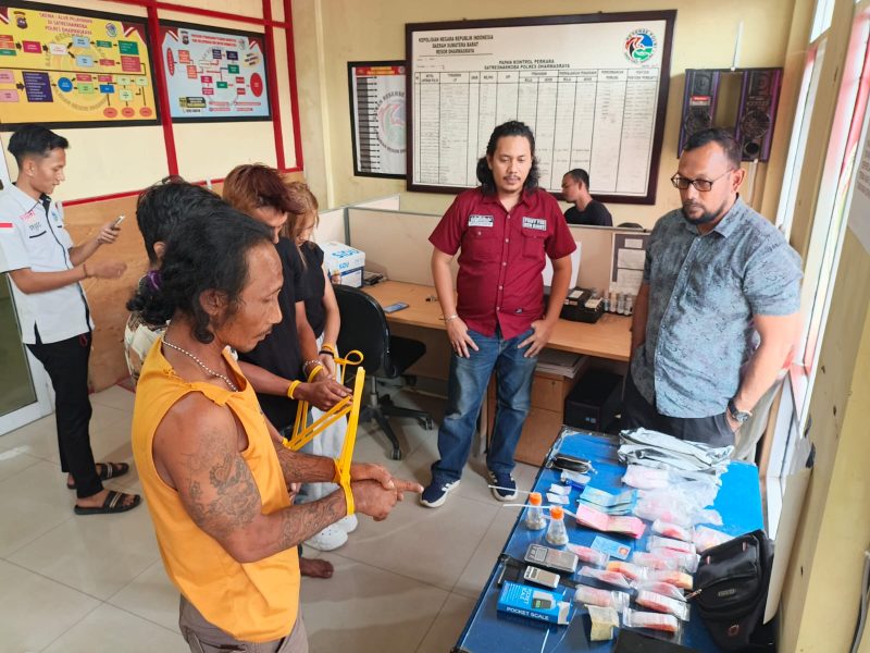 Keterangan foto:
Petugas Satresnarkoba Polres Dharmasraya bersama sejumlah pihak saat mengamankan empat orang terduga terkait kasus dugaan penyalahgunaan dan peredaran narkotika jenis sabu. Sejumlah barang bukti, termasuk paket yang diduga sabu, timbangan digital, alat hisap, telepon seluler, dan uang tunai turut diamankan.