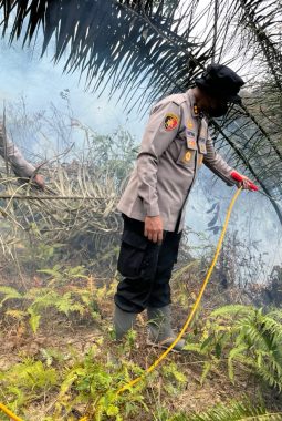 Kapolres Dharmasraya Tinjau Lokasi Karhutla di Timpeh, Imbau Warga Tidak Membakar Lahan