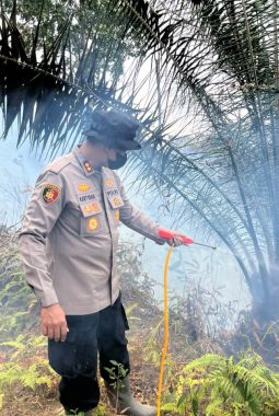 Kapolres Dharmasraya Turun Langsung Padamkan Karhutla di Timpeh