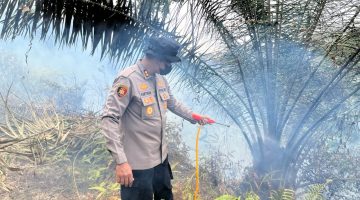 Kapolres Dharmasraya Turun Langsung Padamkan Karhutla di Timpeh