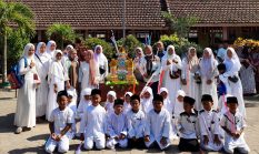 Meriah! SDN Serut 1 Jember Gelar Kirab Maulid Nabi, Siswa dan Wali Murid Antusias”