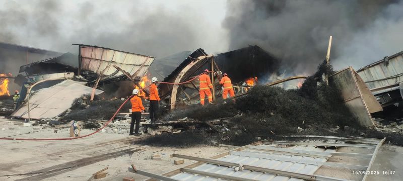 Sebanyak 26 gudang di kawasan Kosambi Permai, Kabupaten Tangerang, terbakar pada Rabu (15/9/2026) siang.