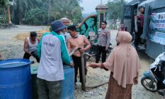 Polres Dharmasraya Salurkan Air Bersih untuk Warga Tiumang