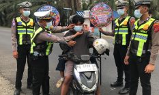 Cegah Karhutla,Polres Dharmasraya Bagikan Masker dan Pamflet di Jalinsum
