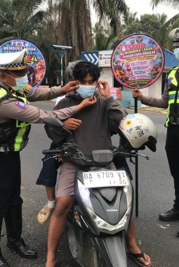 Cegah Karhutla,Polres Dharmasraya Bagikan Masker dan Pamflet di Jalinsum