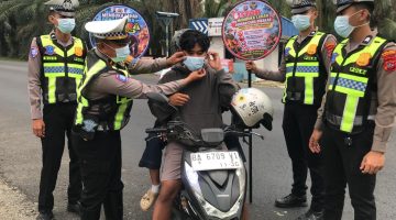 Cegah Karhutla,Polres Dharmasraya Bagikan Masker dan Pamflet di Jalinsum