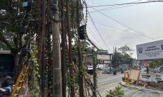 Kabel Internet Semrawut di Jalan AMD Raya Pondok Kacang, Warga Khawatir Keselamatan Pengguna Jalan