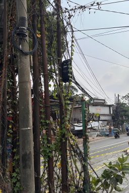 Kabel Internet Semrawut di Jalan AMD Raya Pondok Kacang, Warga Khawatir Keselamatan Pengguna Jalan