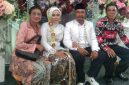 Momen bahagia Ketua Ormas Pemuda Pancasila (PP) Ranting Kapuk, Alex Simamora, bersama sang istri, Eli Gianti, dan keluarga melangsungkan pesta pernikahan di kawasan Bukit Tengkorak, Kelurahan Kapuk, Cengkareng, Jakarta Barat, Minggu (30/8/2026).