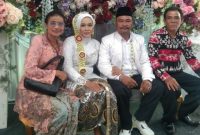 Momen bahagia Ketua Ormas Pemuda Pancasila (PP) Ranting Kapuk, Alex Simamora, bersama sang istri, Eli Gianti, dan keluarga melangsungkan pesta pernikahan di kawasan Bukit Tengkorak, Kelurahan Kapuk, Cengkareng, Jakarta Barat, Minggu (30/8/2026).