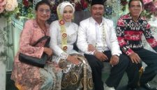 Momen bahagia Ketua Ormas Pemuda Pancasila (PP) Ranting Kapuk, Alex Simamora, bersama sang istri, Eli Gianti, dan keluarga melangsungkan pesta pernikahan di kawasan Bukit Tengkorak, Kelurahan Kapuk, Cengkareng, Jakarta Barat, Minggu (30/8/2026).