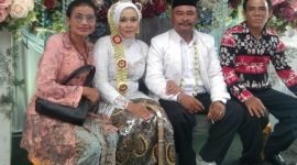 Momen bahagia Ketua Ormas Pemuda Pancasila (PP) Ranting Kapuk, Alex Simamora, bersama sang istri, Eli Gianti, dan keluarga melangsungkan pesta pernikahan di kawasan Bukit Tengkorak, Kelurahan Kapuk, Cengkareng, Jakarta Barat, Minggu (30/8/2026).