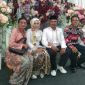 Momen bahagia Ketua Ormas Pemuda Pancasila (PP) Ranting Kapuk, Alex Simamora, bersama sang istri, Eli Gianti, dan keluarga melangsungkan pesta pernikahan di kawasan Bukit Tengkorak, Kelurahan Kapuk, Cengkareng, Jakarta Barat, Minggu (30/8/2026).