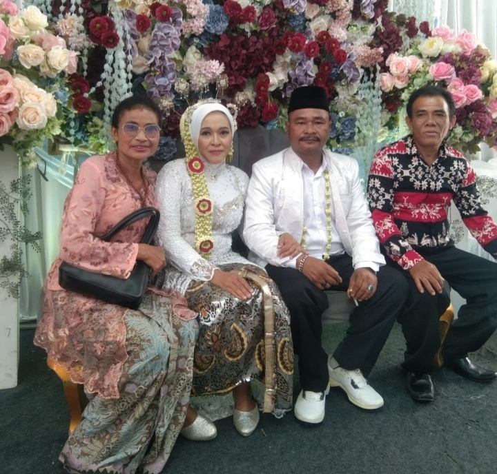 Momen bahagia Ketua Ormas Pemuda Pancasila (PP) Ranting Kapuk, Alex Simamora, bersama sang istri, Eli Gianti, dan keluarga melangsungkan pesta pernikahan di kawasan Bukit Tengkorak, Kelurahan Kapuk, Cengkareng, Jakarta Barat, Minggu (30/8/2026).
