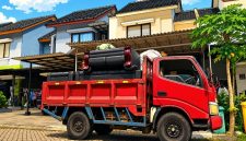 Foto ilustrasi aktivitas bongkar muat barang perumahan