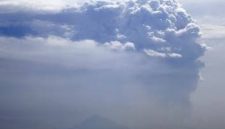 Dampak erupsi Gunung Anak Krakatau di selat Sunda operasional Penerbangan Bandara Soekarno-Hatta dihentikan (Foto.Istw)