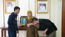 Wali Kota Jakarta Barat Iin Mutmainnah memastikan dua anak yatim piatu di RT 12/RW 03, Kelurahan Kapuk, Kecamatan Cengkareng, mendapat perhatian dan pendampingan dari Pemerintah Kota Jakarta Barat. (Dok Jakartabarat)