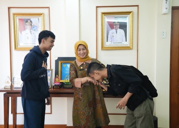 Wali Kota Jakarta Barat Iin Mutmainnah memastikan dua anak yatim piatu di RT 12/RW 03, Kelurahan Kapuk, Kecamatan Cengkareng, mendapat perhatian dan pendampingan dari Pemerintah Kota Jakarta Barat. (Dok Jakartabarat)
