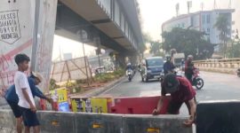 Sejumlah pak ogah yang biasa beroperasi di Perempatan Pesing, Jakarta Barat, diduga nekat membuka barrier beton yang sebelumnya dipasang Dinas Perhubungan (Dishub) DKI Jakarta