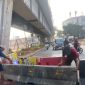 Sejumlah pak ogah yang biasa beroperasi di Perempatan Pesing, Jakarta Barat, diduga nekat membuka barrier beton yang sebelumnya dipasang Dinas Perhubungan (Dishub) DKI Jakarta