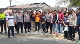 Jajaran Polsek Cengkareng, Polres Metro Jakarta Barat, melakukan pengawalan dan pengamanan terhadap puluhan suporter Persija yang berangkat dari kawasan Kapuk menuju Stadion Utama Gelora Bung Karno (GBK)