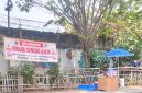 Pedagang membandel menggelar dagangan tepat di depan taman, aktivitas tersebut berlangsung persis di dekat spanduk larangan berjualan.