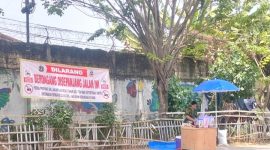 Pedagang membandel menggelar dagangan tepat di depan taman, aktivitas tersebut berlangsung persis di dekat spanduk larangan berjualan.