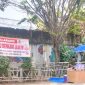 Pedagang membandel menggelar dagangan tepat di depan taman, aktivitas tersebut berlangsung persis di dekat spanduk larangan berjualan.