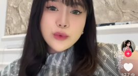 Foto Tangkapan Layar tiktok Azmy Z saat membawakan lagu Oncom Gondrong di iringi gitar