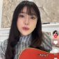 Foto Tangkapan Layar tiktok Azmy Z saat membawakan lagu Oncom Gondrong di iringi gitar
