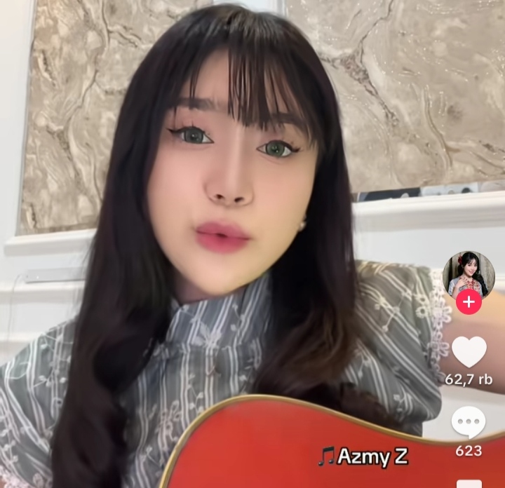 Foto Tangkapan Layar tiktok Azmy Z saat membawakan lagu Oncom Gondrong di iringi gitar