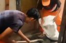 Sejumlah PPSU berjibaku membangun rumah warga yang tidak layak huni (Foto.IG Kelurahan Kapuk)