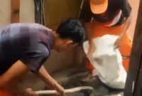Sejumlah PPSU berjibaku membangun rumah warga yang tidak layak huni (Foto.IG Kelurahan Kapuk)